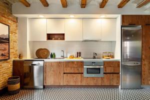 Shan - 1 bedroom and balcony in El Born