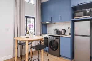 Stylish Studio Living in Venice House