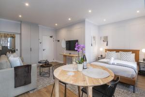 Stylish Studio Living in Venice House