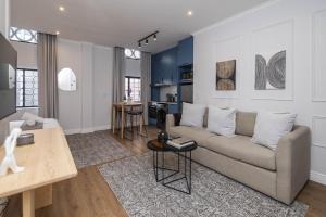 Stylish Studio Living in Venice House