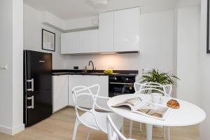 Kępna Lumière Apartment by Solarento