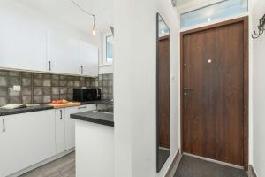 Piastowska Cozy Apartment with Nice View by Noclegi Renters