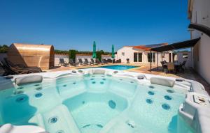 Amazing Home In Valtursko Polje