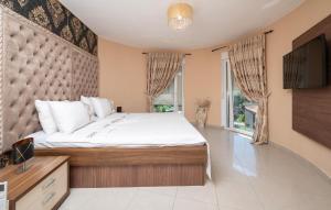 Amazing Home In Valtursko Polje