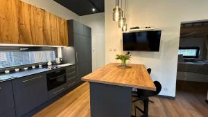 LEŚNY LUZ domek całoroczny w lesie nad jeziorem, duży taras, basen, boisko do siatkówki, kino plenerowe, ognisko i grill