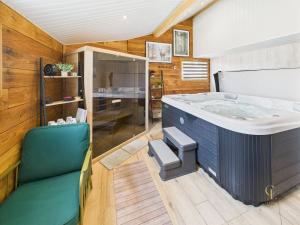Chalets Le Chalet du Pere Michel, Jacuzzi, Sauna, Jardin : photos des chambres