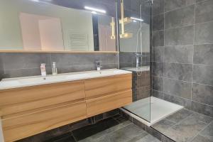 Appartements Apartment with balcony near the beach : photos des chambres