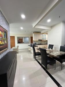 Spacious living room Hamptons Park Apartment