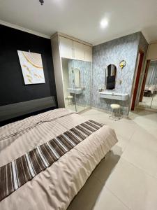 Spacious living room Hamptons Park Apartment