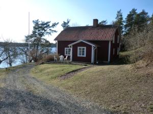 Träthult, Karlsro med privat badstrand