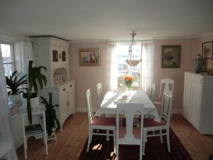 Träthult, Karlsro med privat badstrand