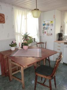 Träthult, Karlsro med privat badstrand