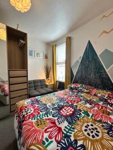 Cheerful 4 bedroom townhouse, side street parking