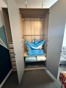 Cheerful 4 bedroom townhouse, side street parking