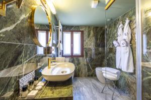 Double Room with Terrace room in Hotel Colombina