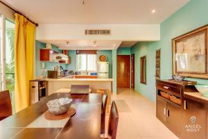 NEW Tropical Vibe Condo with Roof Pool Beach 3 blks