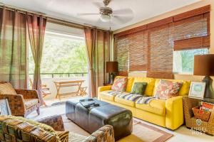 NEW Tropical Vibe Condo with Roof Pool Beach 3 blks