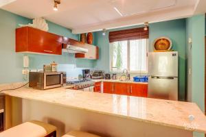 NEW Tropical Vibe Condo with Roof Pool Beach 3 blks