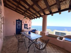 Casa Ajo e Didy, panorama sul mare a Malfa