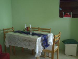 Tropical Apartment with private patio, Walk to Beaches, Shops and Cafes