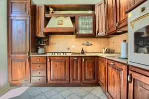 Fronte ciclabile con posto per auto e biciclette