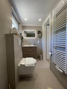 Five Studios - Premium Rooms with King Size Bed, Kitchen, AC, close to Ramstein Air Base