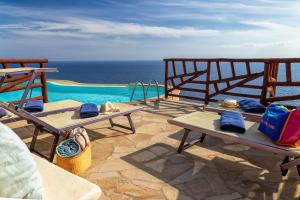 Villa Patty with infinity pool in front of the sea, parking and wifi