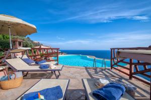 Villa Patty with infinity pool in front of the sea, parking and wifi
