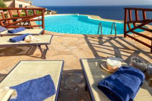 Villa Patty with infinity pool in front of the sea, parking and wifi