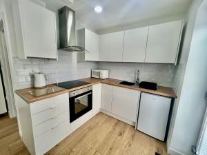 The Studio - Private Car Park with CCTV - Fast WiFi - Peaceful Retreat with Views for Business or Couples