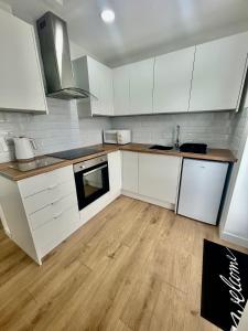 The Studio - Private Car Park with CCTV - Fast WiFi - Peaceful Retreat with Views for Business or Couples