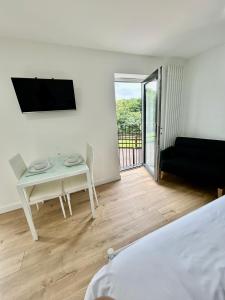 The Studio - Private Car Park with CCTV - Fast WiFi - Peaceful Retreat with Views for Business or Couples