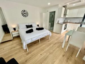 The Studio - Private Car Park with CCTV - Fast WiFi - Peaceful Retreat with Views for Business or Couples