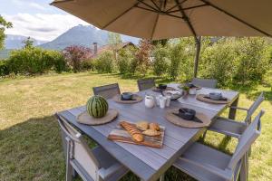 Villas Villa Serenya Designer-Renovated Farmhouse with Panoramic Views of Lake Annecy by LLA Selections : photos des chambres