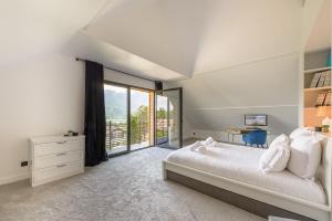 Villas Villa Serenya Designer-Renovated Farmhouse with Panoramic Views of Lake Annecy by LLA Selections : photos des chambres