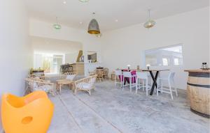 Maisons de vacances 1 Bedroom Amazing Home In Loupian : photos des chambres