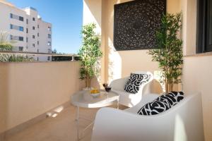 Beautiful apartment with pool and gardens