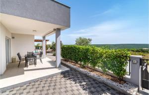 4 Bedroom Amazing Home In Debeljak