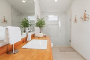 New Cabin with King Bed, AC and TV near Wineries at Monte Olmo