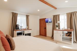 New Cabin with King Bed, AC and TV near Wineries at Monte Olmo