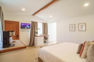 New Cabin with King Bed, AC and TV near Wineries at Monte Olmo