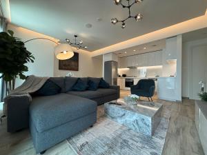 Waterfront 1 BR - Canal View - Fully Furnished - Business Bay - 15 Mins to Dubai Mall and Burj Khalifa
