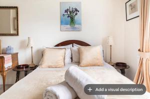 Double bedroom in homely, 5 bedroom family house by the river in Fulham