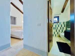 Luxury Tree Bedrooms House img15