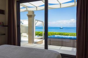 Suite with Sea View and Private Hot Tub room in Palms and Spas Villas Retreat