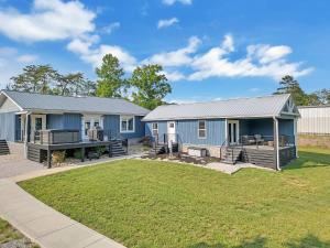 FLAT Lakefront Home w/ Dock-Kayaks-Paddle Board