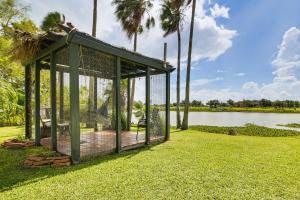 Riverfront Oasis with Private Deck in Los Fresnos!