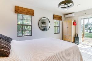 Riverfront Oasis with Private Deck in Los Fresnos!