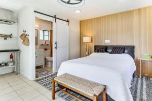 Riverfront Oasis with Private Deck in Los Fresnos!