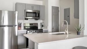 Landing Beautiful 1BD Gym Courtyard